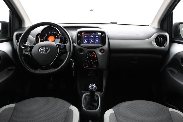 Toyota AYGO 1.0 VVT-i x-play | Groot scherm multimedia | Airco | Parkeercamera |