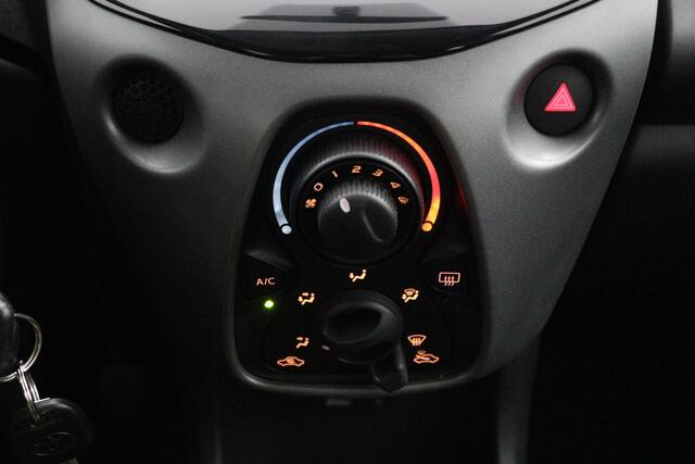 Toyota AYGO 1.0 VVT-i x-play | Groot scherm multimedia | Airco | Parkeercamera |