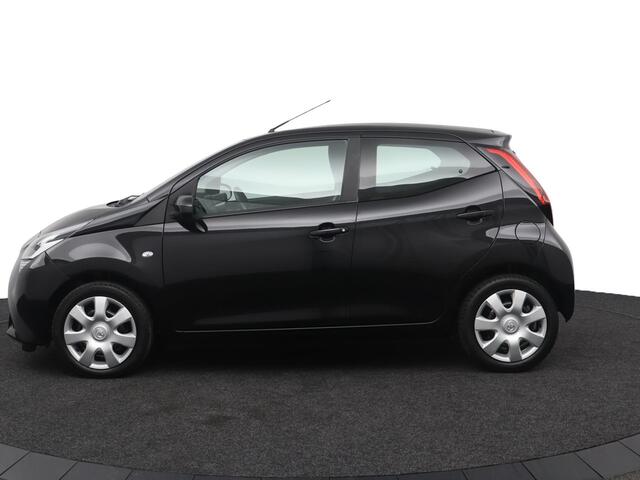 Toyota AYGO 1.0 VVT-i x-play | Groot scherm multimedia | Airco | Parkeercamera |