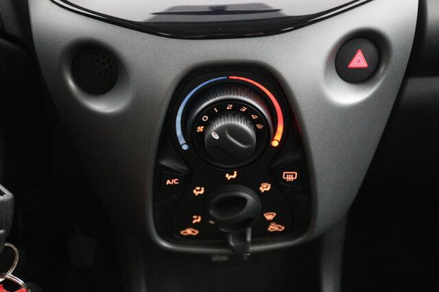 Toyota AYGO 1.0 VVT-i x-play | Groot scherm multimedia | Airco | Parkeercamera |