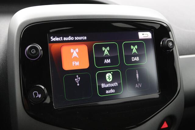 Toyota AYGO 1.0 VVT-i x-play | Groot scherm multimedia | Airco | Parkeercamera |