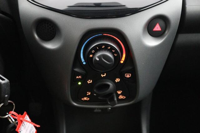 Toyota AYGO 1.0 VVT-i x-play | Groot scherm multimedia | Airco | Parkeercamera |