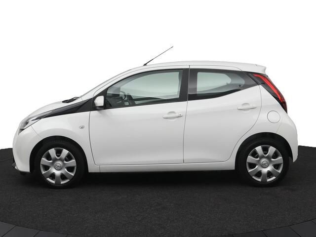 Toyota AYGO 1.0 VVT-i x-play | Groot scherm multimedia | Airco | Parkeercamera |