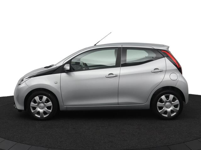 Toyota AYGO 1.0 VVT-i x-play | Groot scherm multimedia | Airco | Parkeercamera |
