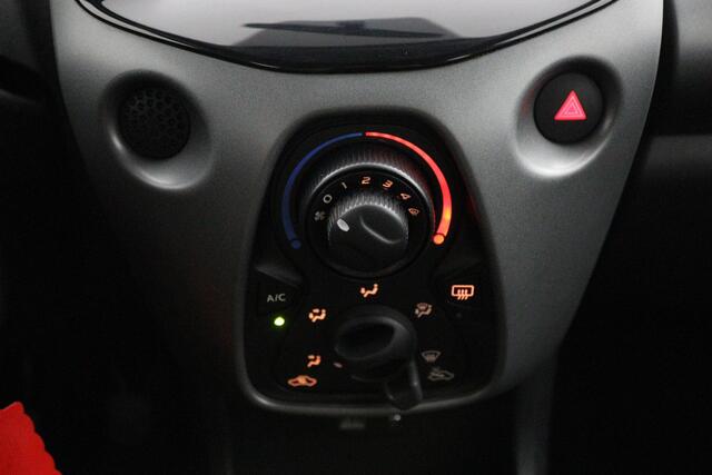 Toyota AYGO 1.0 VVT-i x-play | Groot scherm multimedia | Airco | Parkeercamera |