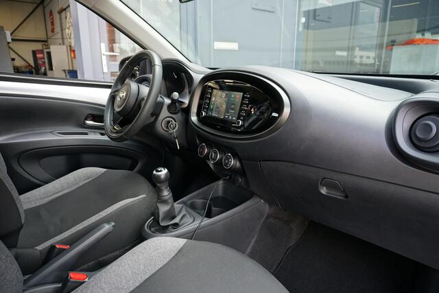 Toyota AYGO X 1.0 VVT-i MT Play + CAMERA / ADAPTIEVE CRUISE / CARPLAY