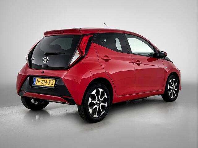 Toyota AYGO 1.0 VVT-i x-joy | Dealer onderhouden | Apple CarPlay/Android Auto | Climate Control | DAB | Automatische verlichting | Velgen | Elektrische ramen voor | Buitenspiegels elektrisch verstelbaar |