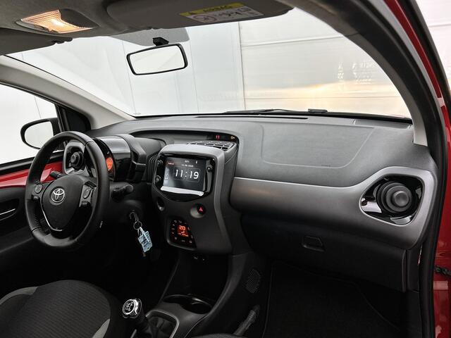 Toyota AYGO 1.0 VVT-i x-joy | Dealer onderhouden | Apple CarPlay/Android Auto | Climate Control | DAB | Automatische verlichting | Velgen | Elektrische ramen voor | Buitenspiegels elektrisch verstelbaar |