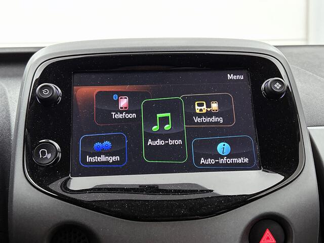 Toyota AYGO 1.0 VVT-i x-joy | Dealer onderhouden | Apple CarPlay/Android Auto | Climate Control | DAB | Automatische verlichting | Velgen | Elektrische ramen voor | Buitenspiegels elektrisch verstelbaar |