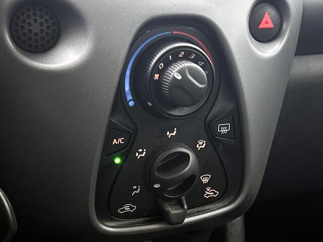 Toyota AYGO 1.0 VVT-i x-play | Dealer onderhouden | Apple CarPlay/Android Auto | Airco | Achteruitrijcamera | Fietsendrager beugel | leseman