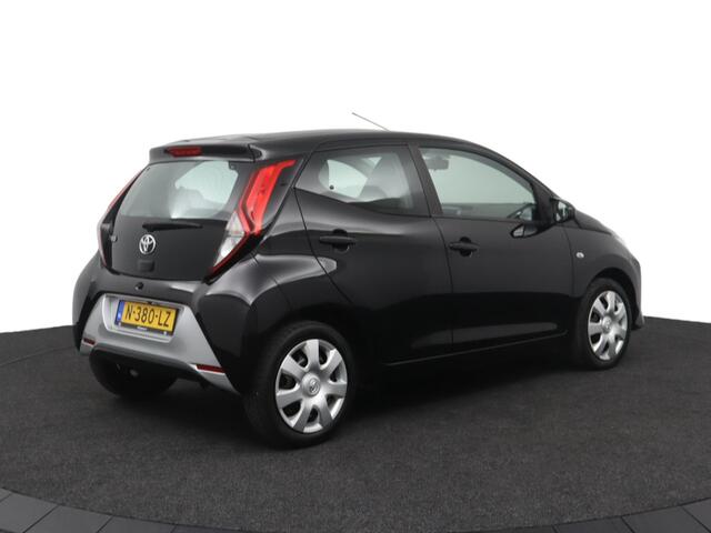 Toyota AYGO 1.0 VVT-i x-play | Parkeercamera | Groot mediascherm | Apple Carplay Android Auto |