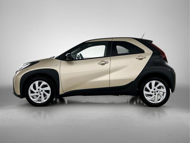 Toyota AYGO X 1.0 VVT-i MT Envy | Dealer Onderhouden | Stoelverwarming | Parkeersensoren voor+achter | Climate Control | Keyless Entry/Start | Draadloze telefoonlader | Groot Scherm | Navigatie | Apple CarPlay/Android Auto