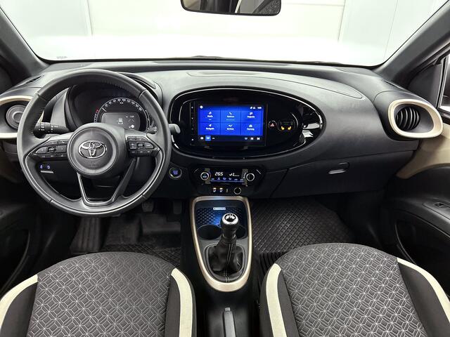 Toyota AYGO X 1.0 VVT-i MT Envy | Dealer Onderhouden | Stoelverwarming | Parkeersensoren voor+achter | Climate Control | Keyless Entry/Start | Draadloze telefoonlader | Groot Scherm | Navigatie | Apple CarPlay/Android Auto