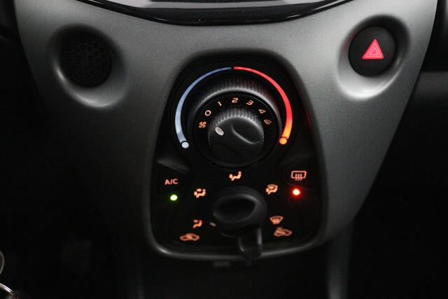 Toyota AYGO 1.0 VVT-i x-play | Groot scherm multimedia | Airco | Parkeercamera |