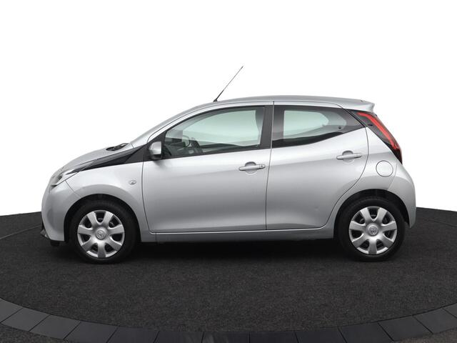 Toyota AYGO 1.0 VVT-i x-play | Groot scherm multimedia | Airco | Parkeercamera |