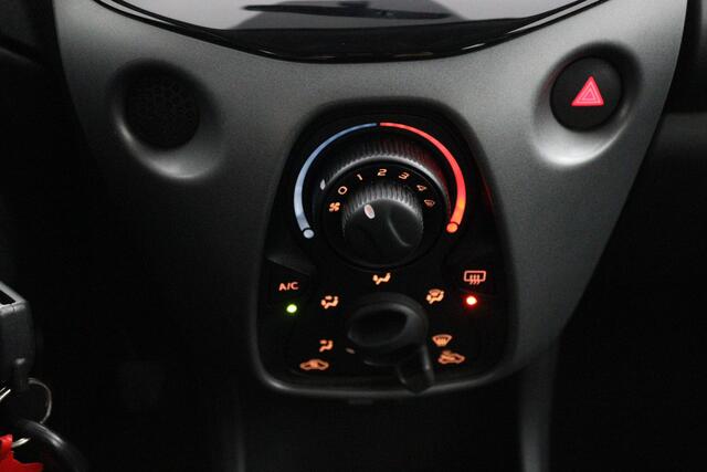 Toyota AYGO 1.0 VVT-i x-play | Groot scherm multimedia | Airco | Parkeercamera |