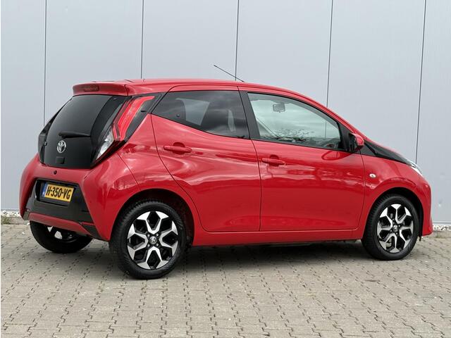 Toyota AYGO 1.0 VVT-i x-joy / Airco / Apple Carplay/Android Auto / Bluetooth / Navigatie via Carplay / Lichtmetalen velgen 15" /