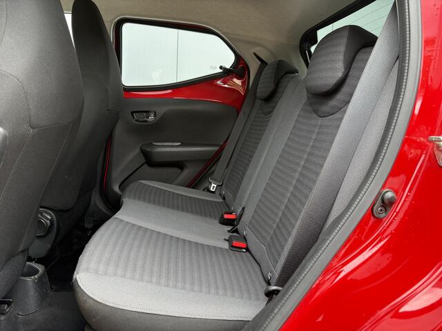 Toyota AYGO 1.0 VVT-i x-joy / Airco / Apple Carplay/Android Auto / Bluetooth / Navigatie via Carplay / Lichtmetalen velgen 15" /
