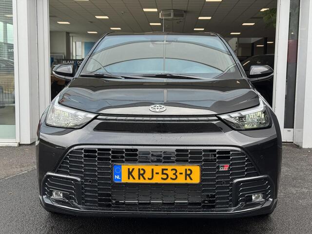 Toyota AYGO X Hybrid 115 GR Sport Black Edition Rode remklauwen | Parkeersensoren voor+achter | parkeercamera | 18 inch hoogglans zwarte velgen