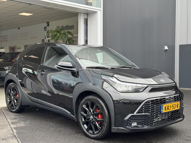 Toyota AYGO X Hybrid 115 GR Sport Black Edition Rode remklauwen | Parkeersensoren voor+achter | parkeercamera | 18 inch hoogglans zwarte velgen