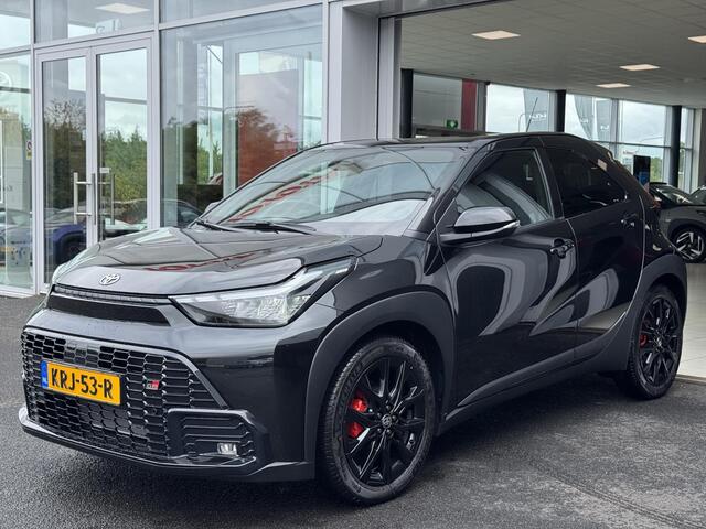 Toyota AYGO X Hybrid 115 GR Sport Black Edition Rode remklauwen | Parkeersensoren voor+achter | parkeercamera | 18 inch hoogglans zwarte velgen