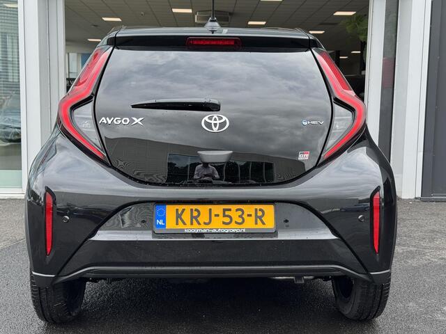 Toyota AYGO X Hybrid 115 GR Sport Black Edition Rode remklauwen | Parkeersensoren voor+achter | parkeercamera | 18 inch hoogglans zwarte velgen