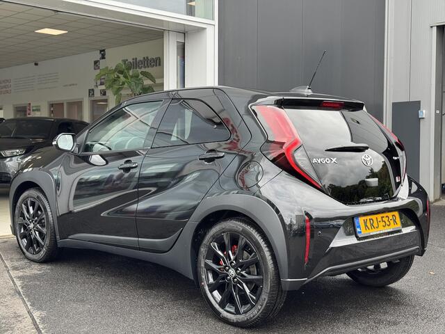 Toyota AYGO X Hybrid 115 GR Sport Black Edition Rode remklauwen | Parkeersensoren voor+achter | parkeercamera | 18 inch hoogglans zwarte velgen
