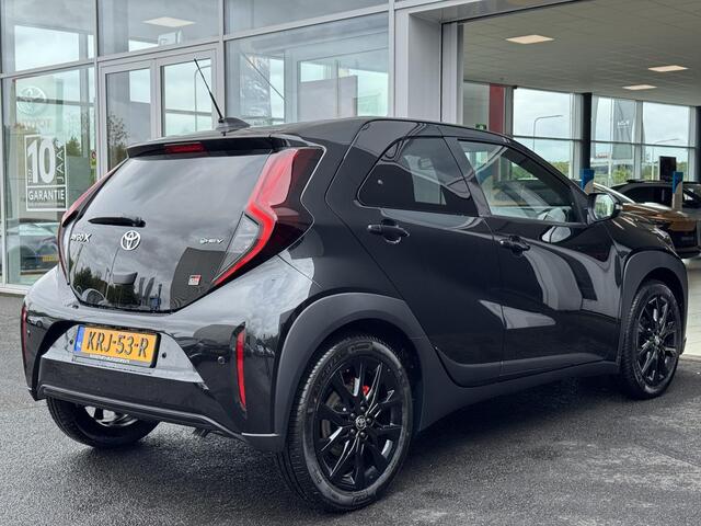 Toyota AYGO X Hybrid 115 GR Sport Black Edition Rode remklauwen | Parkeersensoren voor+achter | parkeercamera | 18 inch hoogglans zwarte velgen