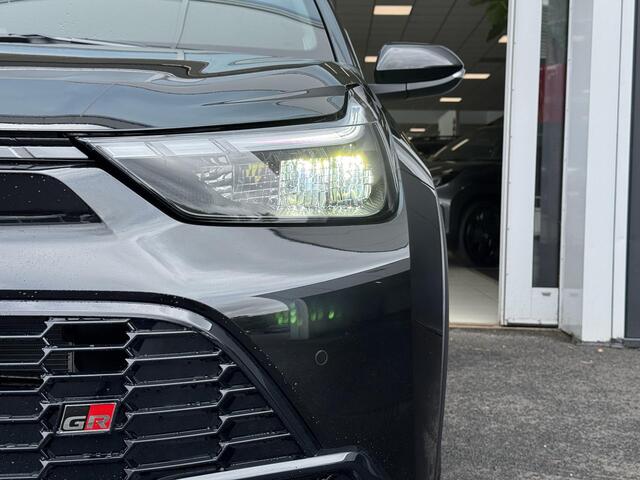 Toyota AYGO X Hybrid 115 GR Sport Black Edition Rode remklauwen | Parkeersensoren voor+achter | parkeercamera | 18 inch hoogglans zwarte velgen