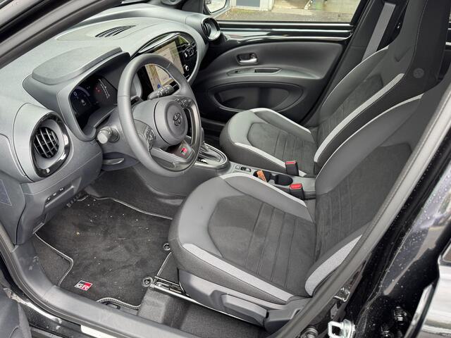 Toyota AYGO X Hybrid 115 GR Sport Black Edition Rode remklauwen | Parkeersensoren voor+achter | parkeercamera | 18 inch hoogglans zwarte velgen