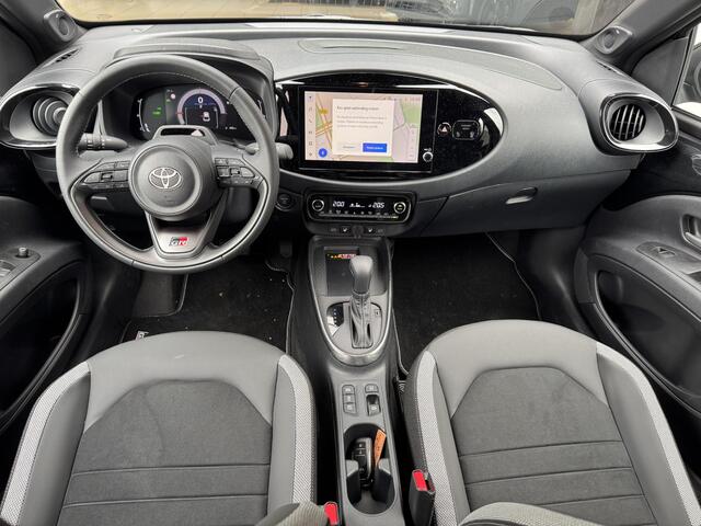 Toyota AYGO X Hybrid 115 GR Sport Black Edition Rode remklauwen | Parkeersensoren voor+achter | parkeercamera | 18 inch hoogglans zwarte velgen