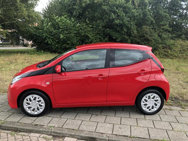 Toyota AYGO 1.0 VVT-i x-play 5-drs AIRCO|APPLE/ANDROID|CAMERA|DAB|CRUISE CONTROL|BLUETOOTH|USB