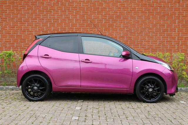Toyota AYGO 1.0 VVT-i 73pk x-clusiv UNIEK! | NL-auto | Unieke kleur! | Luxe! | Airco | Cruise control | Multimedia | Elek. ramen | Metallic lak |