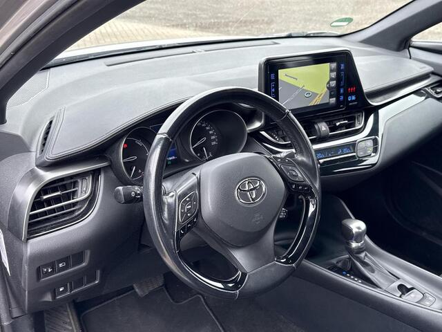 Toyota C-HR 1.8 Hybrid Dynamic **TREKHAAK/ NAVIGATIE/ ADAPTIEF CRUISE CONTROL/ GARANTIE**