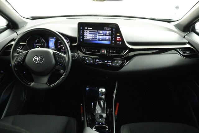 Toyota C-HR 1.8 Hybrid Style | Trekhaak | Stoel/Stuurverwarming | Parkeersensoren | Navigatie | 4Seizoenenbanden |