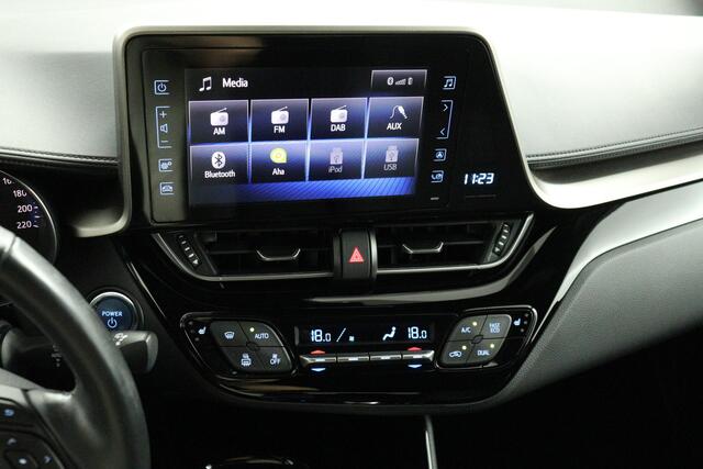 Toyota C-HR 1.8 Hybrid Style | Trekhaak | Stoel/Stuurverwarming | Parkeersensoren | Navigatie | 4Seizoenenbanden |