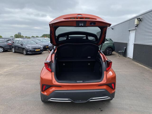 Toyota C-HR 2.0 Hybrid Launch Edition Dodehoek detectie, JBL Premium audio, achteruitrij camera, adaptieve cruise control, Apple CarPlay/Android Auto, navigatie, elektr. bedienbare stoel, Nieuw geleverd en dealeronderhouden