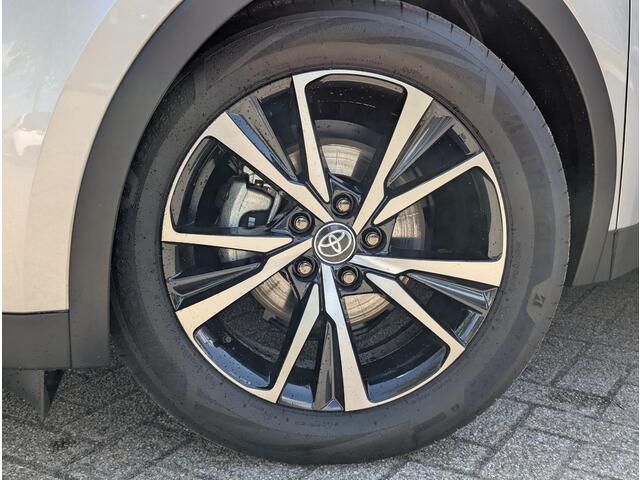 Toyota C-HR 1.8 Hybrid 140 Team D | Bi-tone | Stoel- stuurverwarming | Elek. achterklep | Camera | PDC V+A