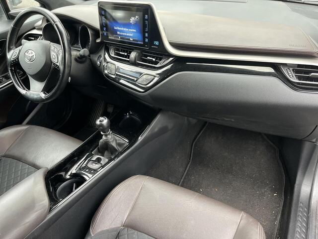 Toyota C-HR 1.2 Executive | Trekhaak | 1300 kg trekgewicht | Stoelverwarming | Parkeersensoren |