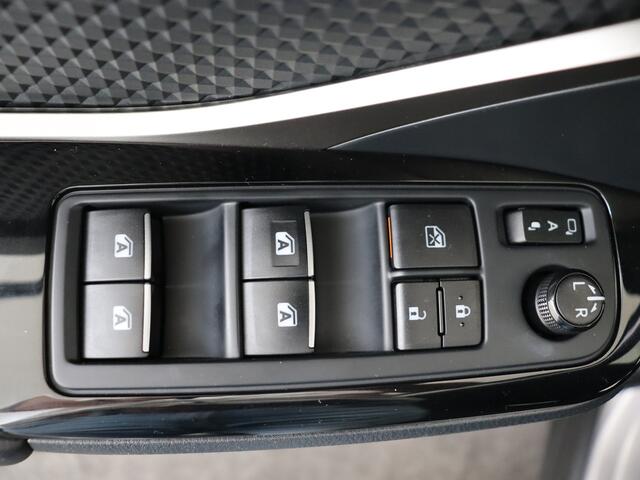 Toyota C-HR 1.8 Hybrid Style bi-tone + Premium Pack I Navigatie I Climate Control I Cruise Controle Adaptief I Stuur en Stoelverwarming Voor I