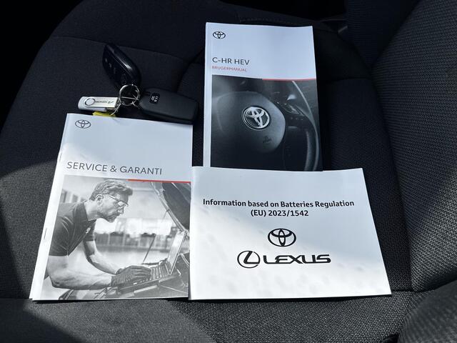Toyota C-HR 1.8 Hybrid 140 First Edition Automaat / Tot 10 jaar Garantie* / Weinig km / Elektrische achterklep / Adapt. CC / Navigatie / Stuur-, stoel- en voorruitverwarming / 18"LM wielen /