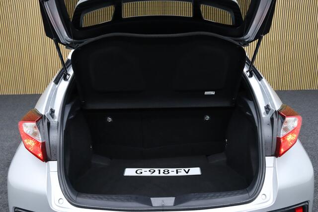 Toyota C-HR 1.8 Hybrid Style | Adaptive-cruise | Afneembare Trekhaak | Parkeerassistent | Camera | Clima | Navigatie | Keyless | Dodehoekdetectie