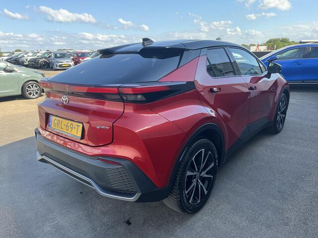 Toyota C-HR 1.8 Hybrid 140 First Edition Dodehoek detectie, rondomzichtcamera, navigatie Apple CarPlay/Android Auto, adaptieve cruise control, parkeersensoren,