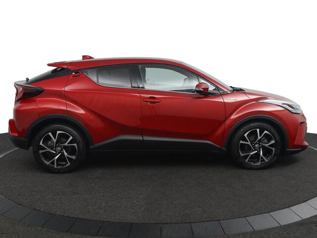 Toyota C-HR 1.8 Hybrid First Edition | Stuurwiel Verwarming | Parkeersensoren Voor + Achter | Navigatiesysteem |