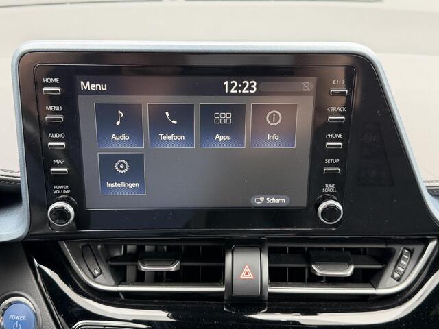 Toyota C-HR 1.8 Hybrid First Edition / Afneembare Trekhaak (Trekgewicht 725kg) / Achteruitrijcamera / Stuur- en Stoelverwarming / Voorruit Verwarming / Navigatie via Apple Carplay & Android Auto / Cruise- en Climate Control / Keyless Entry & Start /