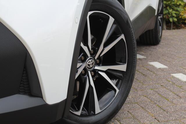 Toyota C-HR 1.8 Hybrid 140 First Edition Bi-tone | Rijklaar | Keyless | 360 Camera | Navi | Apple/Android | El. achterklep | Sensoren v+a | NL-auto