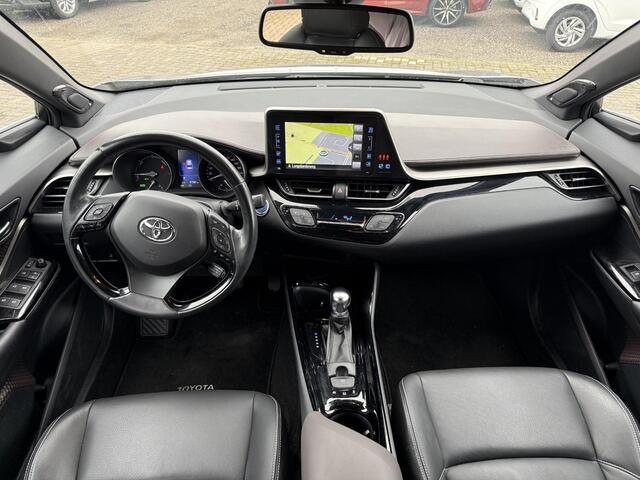Toyota C-HR 1.8 Hybrid Executive **NAVIGATIE/ DODEHOEK DETECTIE/ STOEL EN STUURWIELVERWARMING/ GARANTIE**