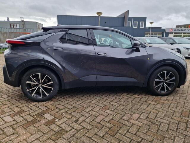 Toyota C-HR 1.8 Hybrid Executive | Afn. trekhaak | Bi-tone | Stoel- stuurverw. | Elek. achterklep | Camera | PDC V+A