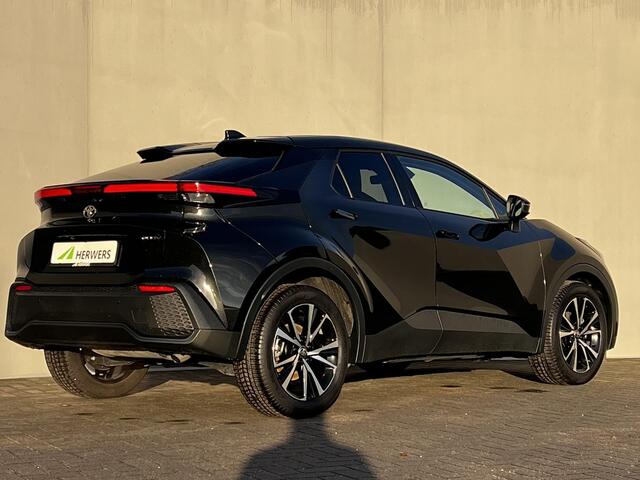 Toyota C-HR 1.8 Hybrid 140 Dynamic Automaat / Fabrieksgarantie tot 10 jaar mogelijk * / Stuur-, stoel- en voorruitverwarming / Navigatie / Camera / Climate Control / Apple Carplay Android / 18" LM wielen /
