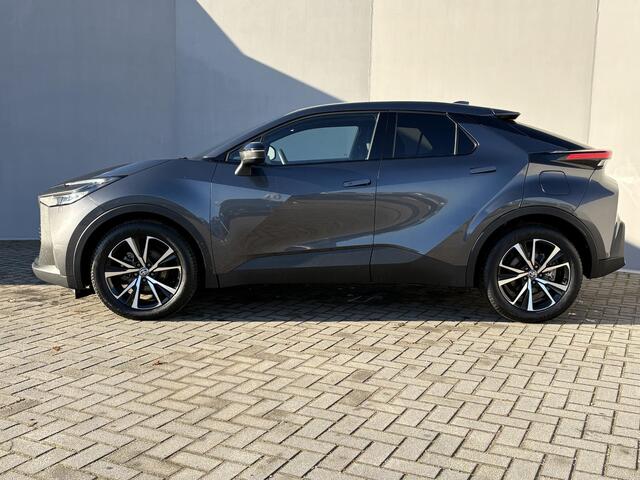 Toyota C-HR 1.8 Hybrid 140 Dynamic Automaat / Fabrieksgarantie tot 10 jaar mogelijk / Stuur-, stoel- en voorruitverwarming / Navigatie / Camera / Climate Control / Apple Carplay/Android auto / 18" LM wielen /